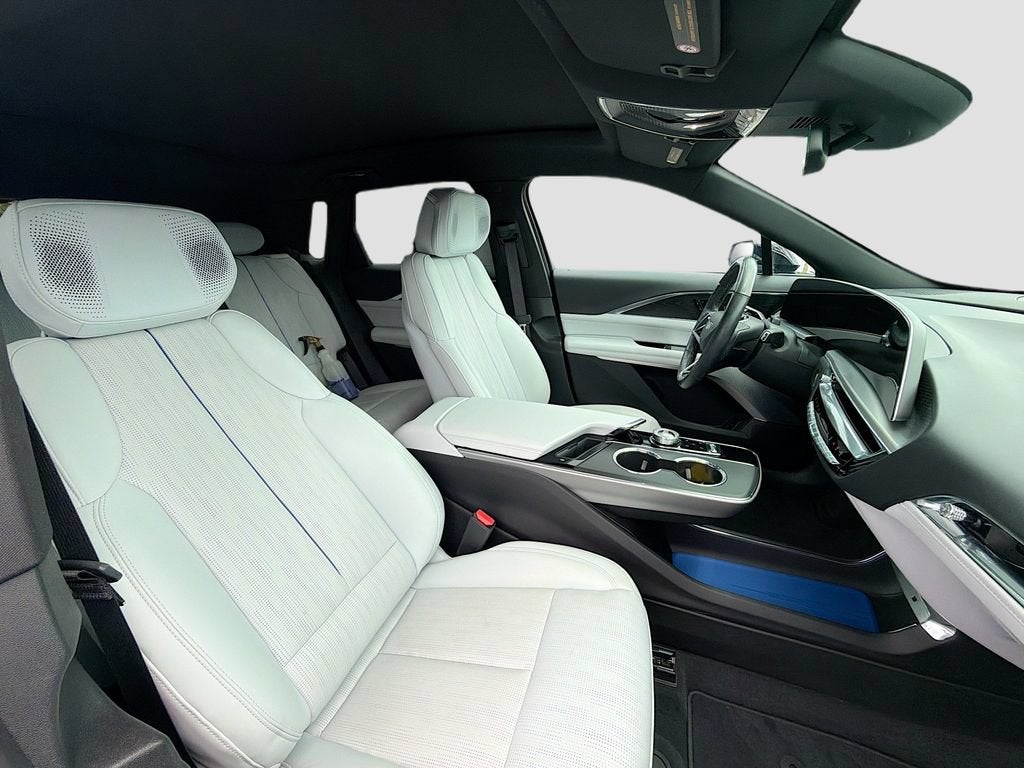 2024 Cadillac LYRIQ Luxury 2