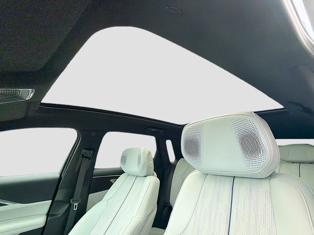 2024 Cadillac LYRIQ Luxury 2