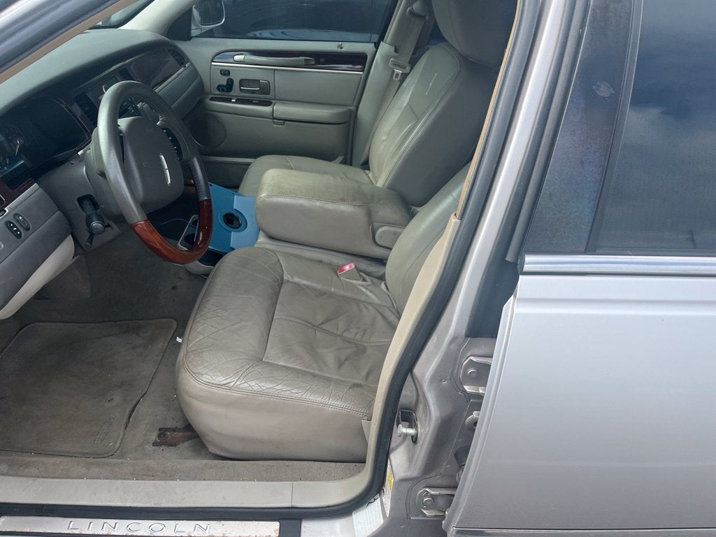 2011 Lincoln Town Car Signature Limited