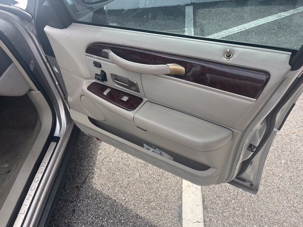 2011 Lincoln Town Car Signature Limited